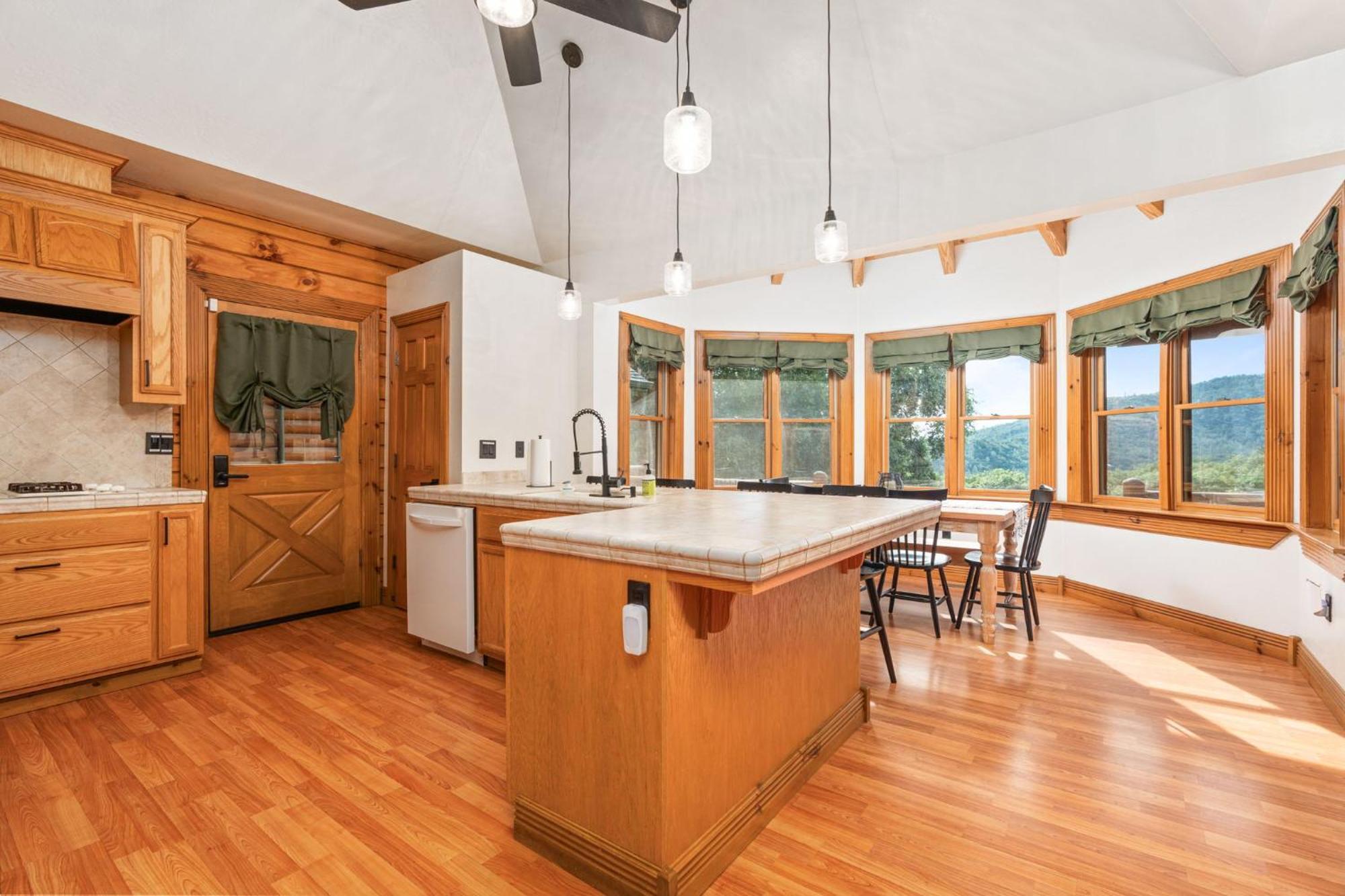 Log Oasis With Spectacular Views & Stargazing Holiday home Mariposa
